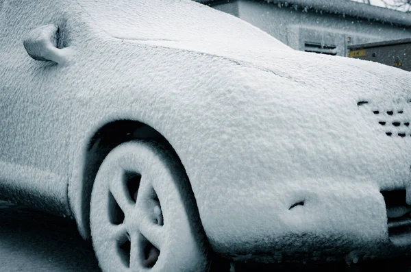 Carro coberto de neve — Fotografia de Stock