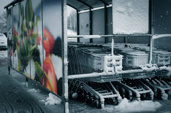 Supermarket carts under awning — Stock Photo, Image