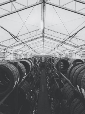 Araba lastikleri dolu depoya