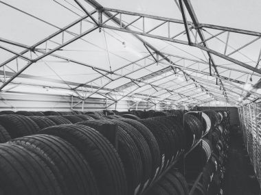 Araba lastikleri dolu depoya