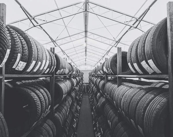 Almacén lleno de neumáticos de coche — Foto de Stock