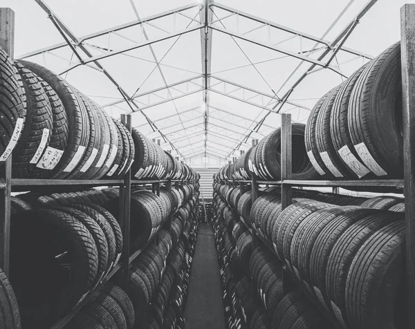 Almacén lleno de neumáticos de coche —  Fotos de Stock