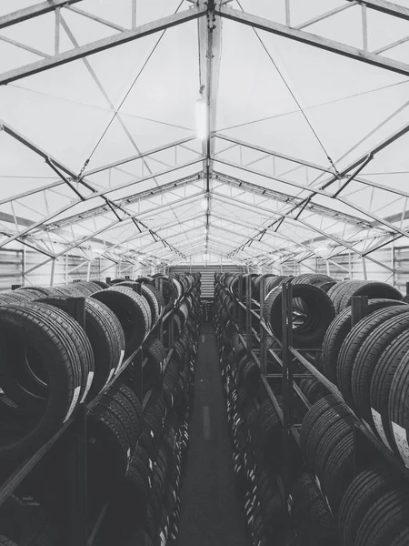 Araba lastikleri dolu depoya