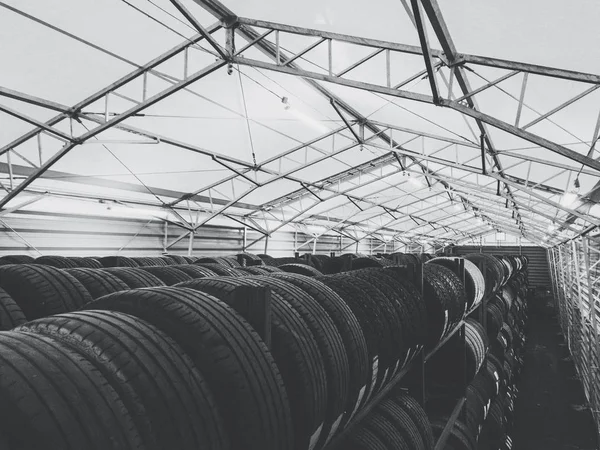 Araba lastikleri dolu depoya