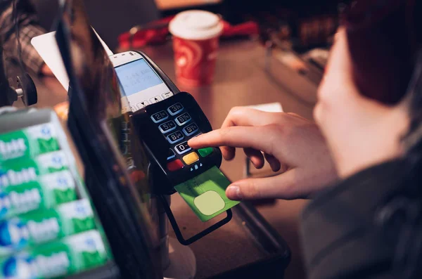 Yazarak PIN kodu banka terminal üzerinde dostum 