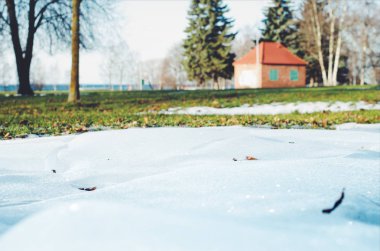 Bir parkta eriyen kar