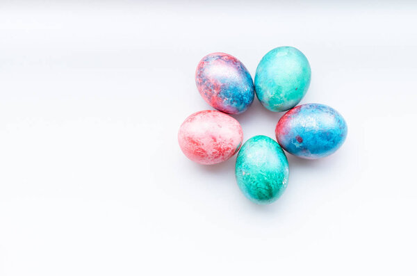 вид на красочные пасхальные яйца