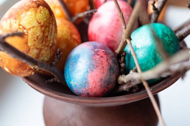 Bir vazoda renkli Paskalya yumurtaları Close-Up