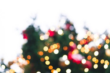 Beyaz arka planda renkli ışıklarla süslenmiş noel ağacı