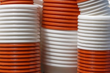 çiçekler altında beyaz ve kahverengi tencere bir sürü yalan birbirinin üstüne