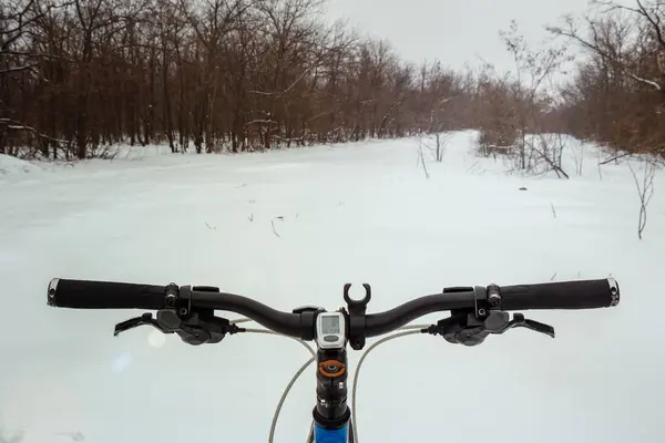 En cykel på bakgrunden av en snöig väg. Vinter extrema äventyr och resor. Vinter extrema äventyr och resor. — Stockfoto