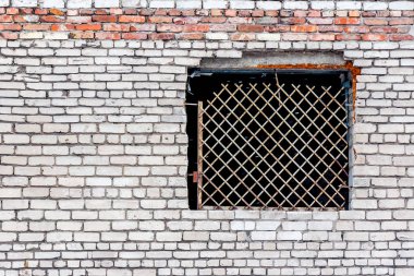 Kapalı bir pencere ile beyaz tuğla duvar eski yapılmış