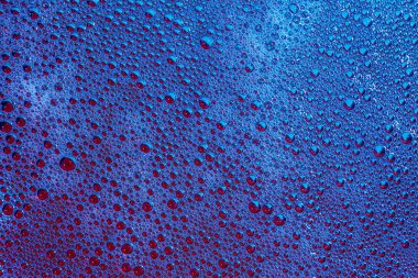 Mavi-kırmızı arka plan ile hava kabarcıkları soyut doku