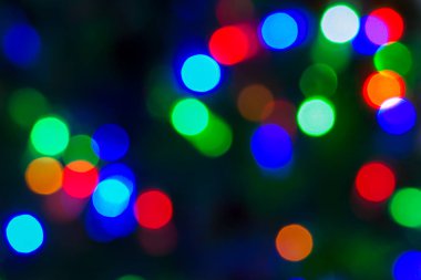 Karanlık bir arka plan üzerinde güzel festival renkli bokeh