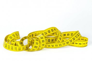 Beyaz arka plan üzerinde ölçüm bandı dolaşmış