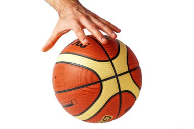 Beyaz zemin üzerinde bir basketbol için ulaşan el