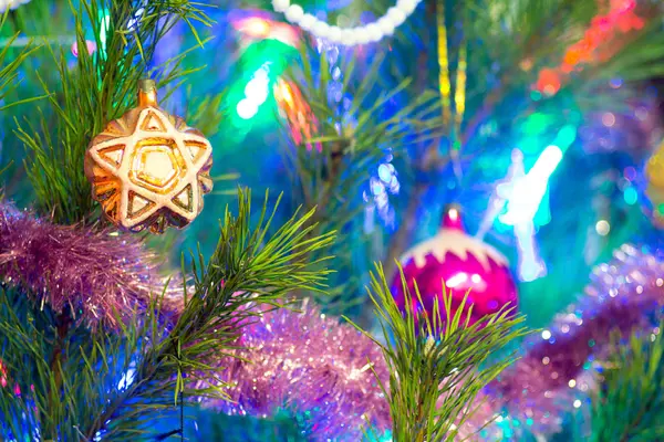 Árvore de Natal decorada com brinquedos e luzes . — Fotografia de Stock