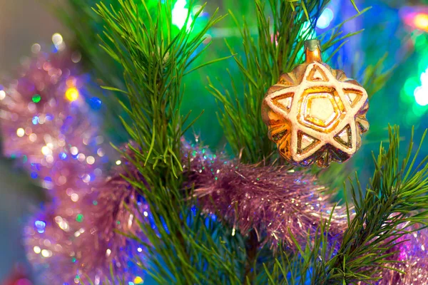 Árvore de Natal decorada com brinquedos e luzes . — Fotografia de Stock