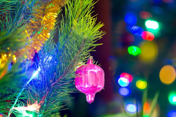 Árbol de Navidad decorado con juguetes y luces . —  Fotos de Stock