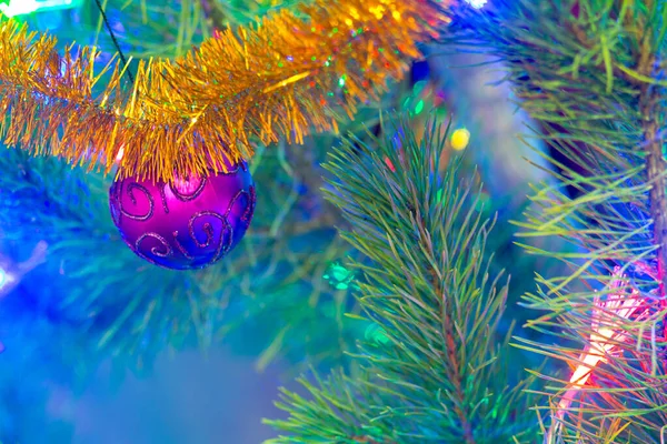 Χριστουγεννιάτικο δέντρο διακοσμημένο με παιχνίδια και φώτα. — Φωτογραφία Αρχείου