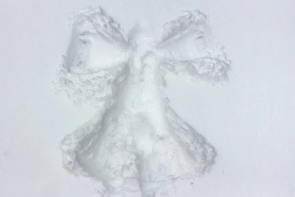 Красивый снежный ангел, сделанный ребенком на белоснежном снегу. — стоковое фото