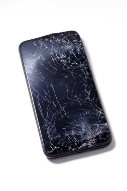 kırık ekran üzerinde beyaz izole ile hareket eden smartphone.