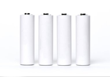 Beyaz arka planda dört beyaz pil izole edilmiş..