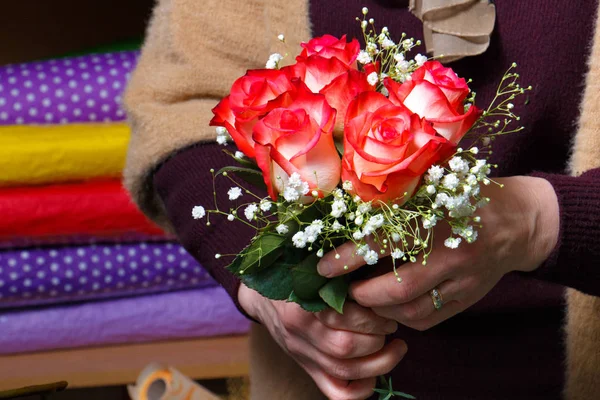 Rosenstrauß in den Händen eines Floristen — Stockfoto
