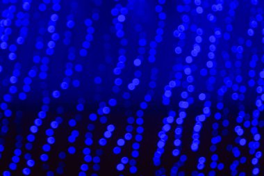 Koyu bir arka planda mavi Noel çadırı