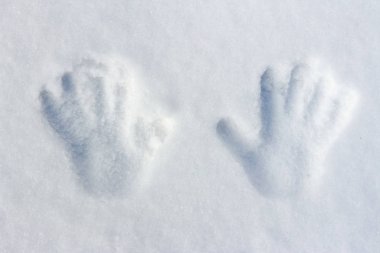 Beyaz pofuduk kar üzerinde arka plan olarak bir çocuğun el izleri