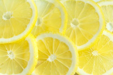 Işıl ışıl dilimlenmiş limon dilimlerinin arka planı.