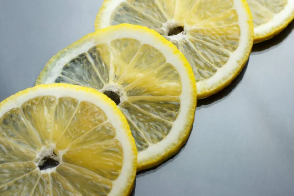 Rodajas de limón fresco y jugoso sobre un fondo negro . —  Fotos de Stock