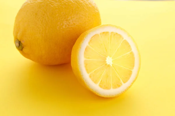 Limón jugoso brillante en rodajas sobre un fondo amarillo . —  Fotos de Stock