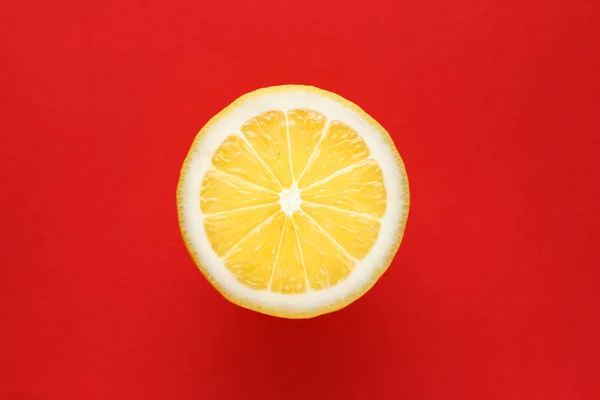 鲜亮的黄色柠檬在红色背景的顶部视图 图库照片