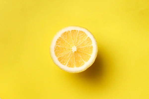 Medio Limón Yace Sobre Fondo Amarillo —  Fotos de Stock