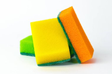 Beyaz arka planda bulaşık yıkamak için çok renkli havlular..