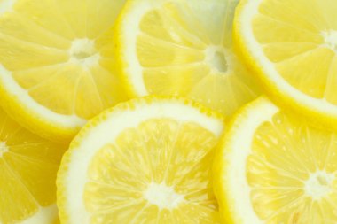 Işıl ışıl dilimlenmiş limon dilimlerinin arka planı.