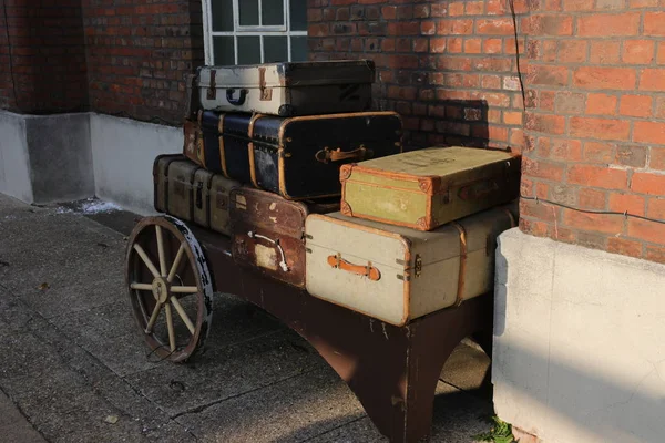 Старый винтажный чемодан — стоковое фото