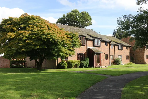 Traditional English modern housing — Stock Photo, Image