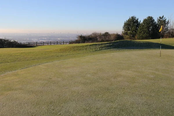 Geada nos fairways e verdes de um campo de golfe — Fotografia de Stock