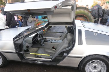 Eski bir retro klasik delorean araba bir gösteri