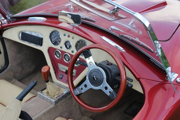 O interior de um velho carro clássico retro — Fotografia de Stock