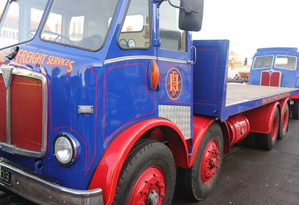 Un viejo camión retro clásico en un espectáculo en Wickham —  Fotos de Stock