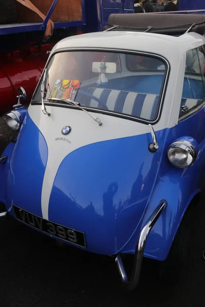 Un viejo coche clásico retro —  Fotos de Stock