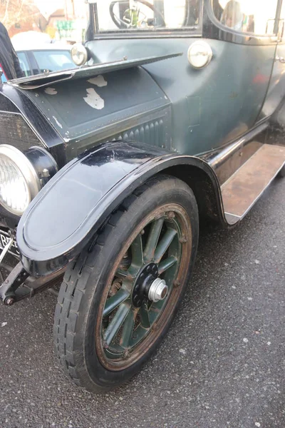 Un viejo coche clásico retro —  Fotos de Stock