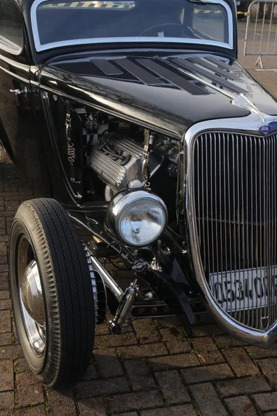 Um carro clássico retro velho em um show — Fotografia de Stock