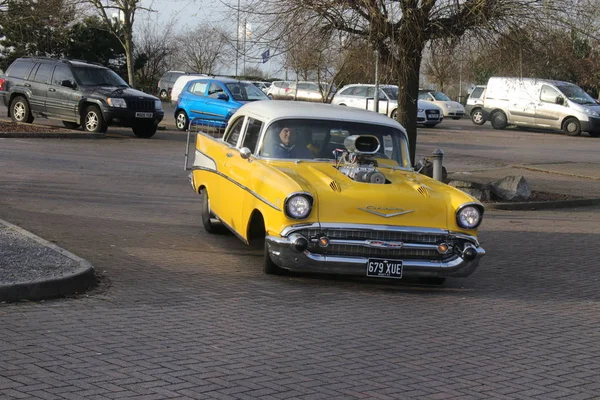 Une vieille voiture classique rétro à un spectacle — Photo