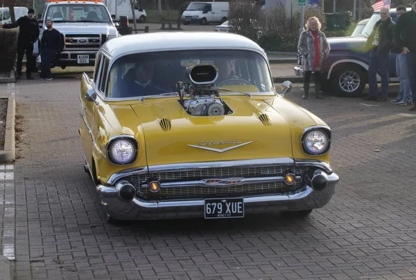 Um carro clássico retro velho em um show — Fotografia de Stock