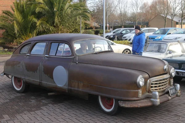 Un viejo coche clásico retro en un espectáculo — Foto de Stock
