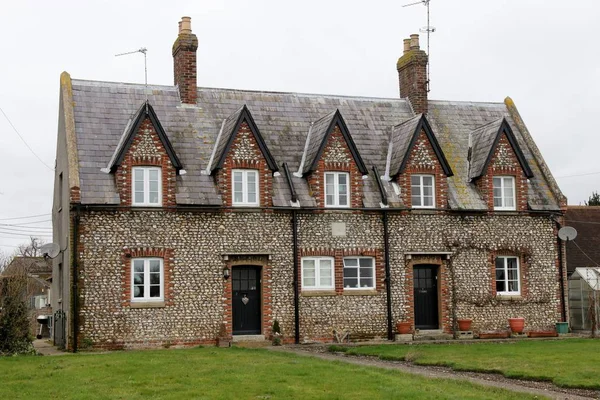 Una vecchia pietra focaia costruito casa inglese — Foto Stock